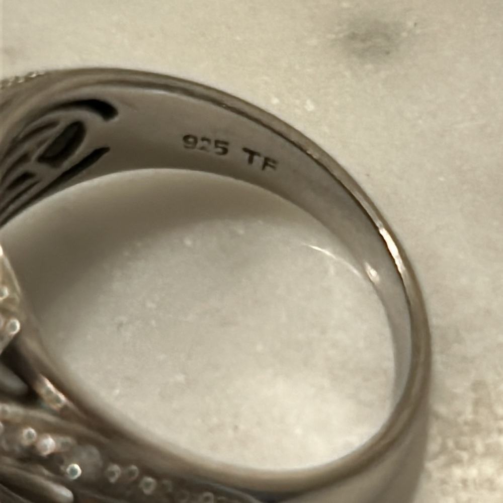 Elegant Silver and Clear Gemstone Ring Stamped 925 - Picture 4 of 5